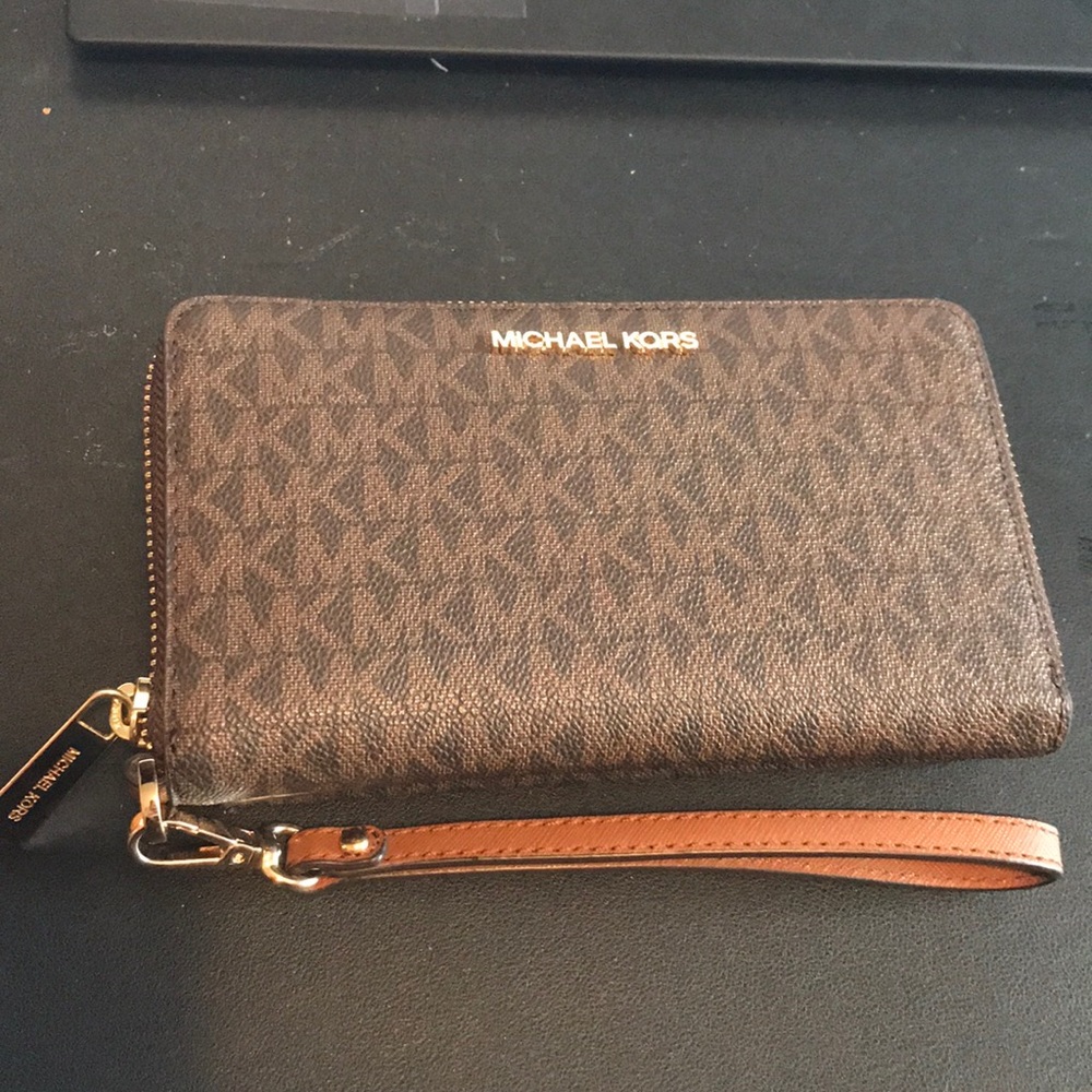 Like New! Michael Kors Jet Set Travel Phone Holder